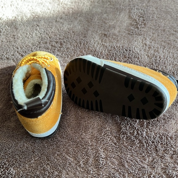 Carter’s baby shoes - Picture 3 of 4